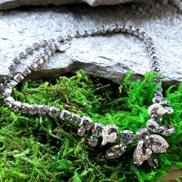 Dazzling Vintage Weiss Smoky Crystal Rhinestone Layered Bib Necklace - Picture 6 of 12